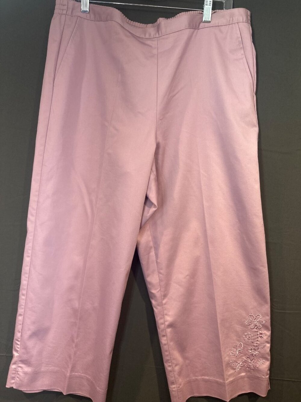 Women 12 Alfred Dunner Pink Cotton Stretch Capri Pants Embroidered Floral Butter